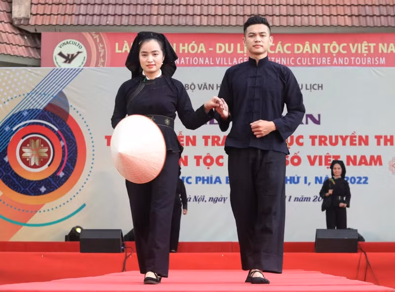 The traditional costumes of Tay ethnic minority women and men