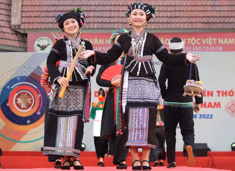 The costumes of Lao (left) and Lu (right) women
