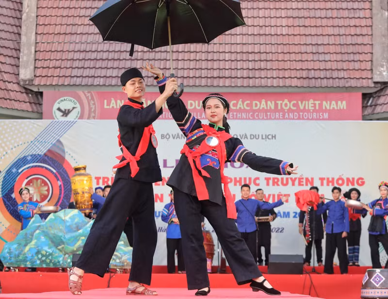 The costumes of Ha Nhi bride and groom