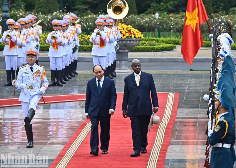 The two Presidents review a guard of honour. The two Presidents review a guard of honour.