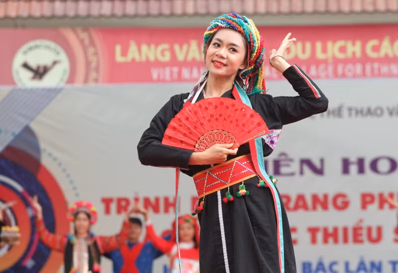 A Nung ethnic minority woman in costume for Then singing