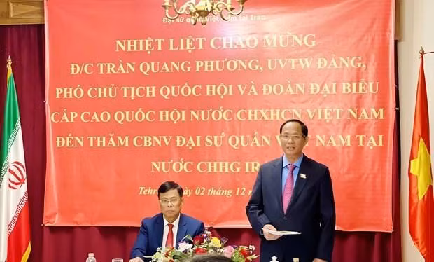 Earlier, the delegation met with the staff of the Vietnamese Embassy and representatives of the Vietnamese community in Iran. (Photo: VNA) Earlier, the delegation met with the staff of the Vietnamese Embassy and representatives of the Vietnamese community in Iran. (Photo: VNA)