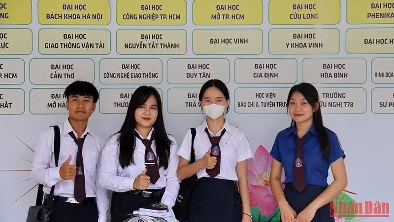 Lao students at the expo (Photo: NDO)