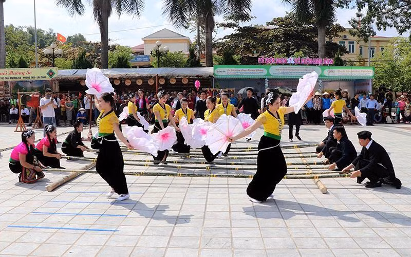 A Xoe quat (dance with fans) performance (Photo: VNA)