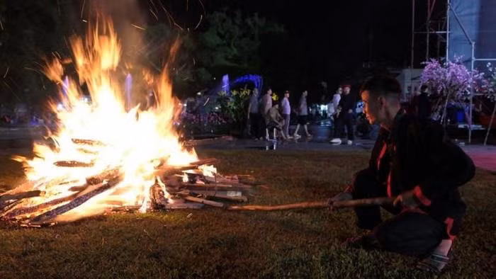 On a large area, large bundles of firewood are burned for many hours to form live coals to serve the ritual.