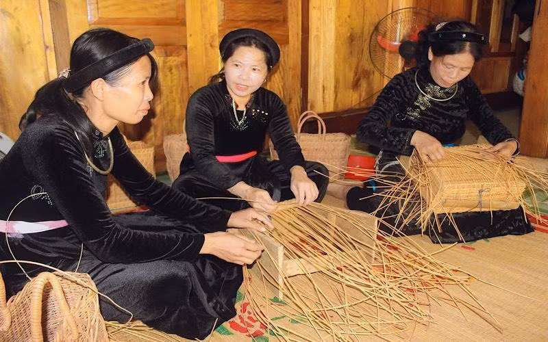 The craft of traditional rattan and bamboo weaving has been restored to serve tourism in Na Hang district.
