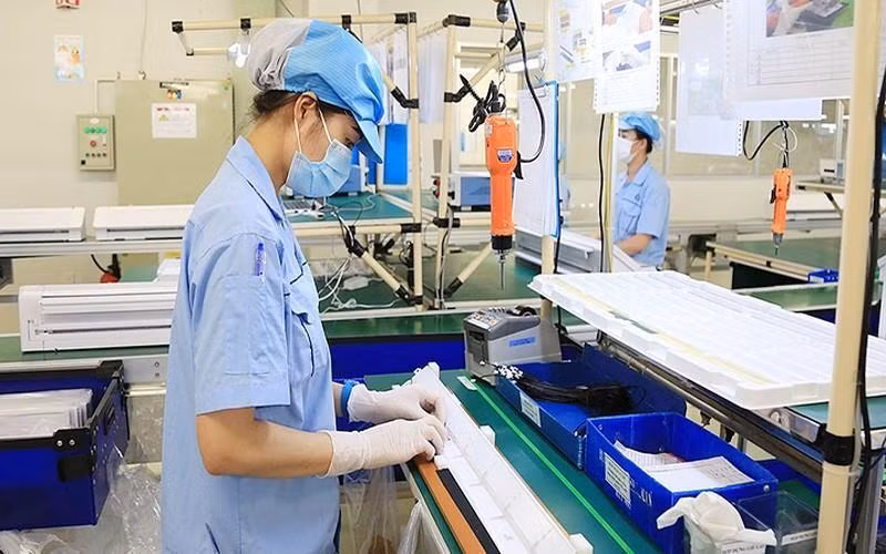 Workers are manufacturing electronic components at Rhythm Precision Vietnam Co., Ltd, in the Noi Bai Industrial Park, Hanoi. (Photo: Minh Ha)
