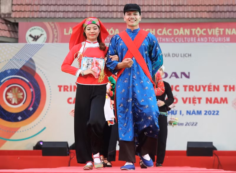 Giay ethnic minority men's and women's costumes