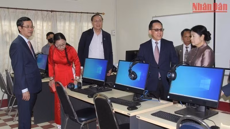 The delegates visit the UCL-IICT centre. (Photo: NDO)
