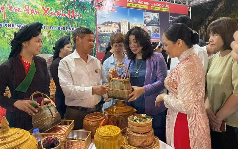 Products from trade villages in Bac Ninh introduced to visitors. (Photo: NDO) Products from trade villages in Bac Ninh introduced to visitors. (Photo: NDO)