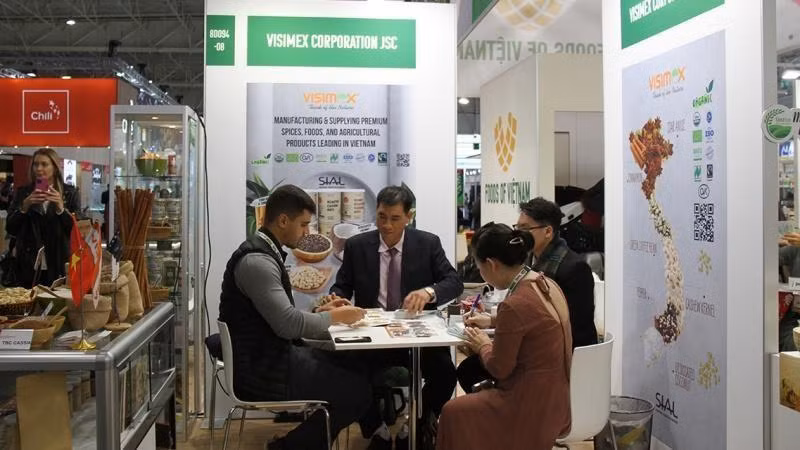 Many international importers and distributors learn about products and seek cooperation opportunities with Vietnamese enterprises. (Photo: Minh Duy)