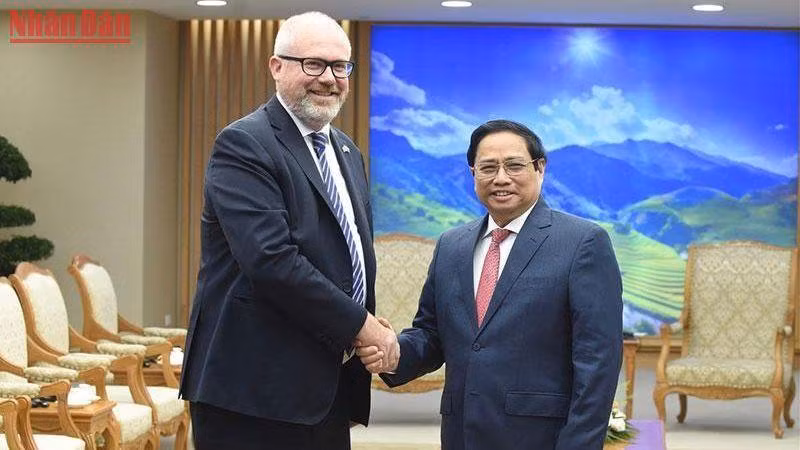 PM Pham Minh Chinh (right) receives Assistant Minister for Trade and Assistant Minister for Manufacturing of Australia Senator Tim Ayres. (Photo: NDO)