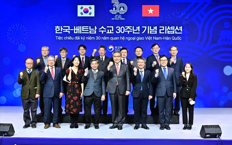 Delegates posing for a photo at the banquet. (Photo: VNA)