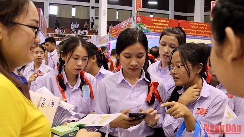 Lao students are eager to learn about Vietnamese universities. (Photo: NDO)