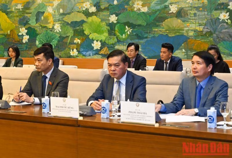 Vietnamese delegates attend the reception.