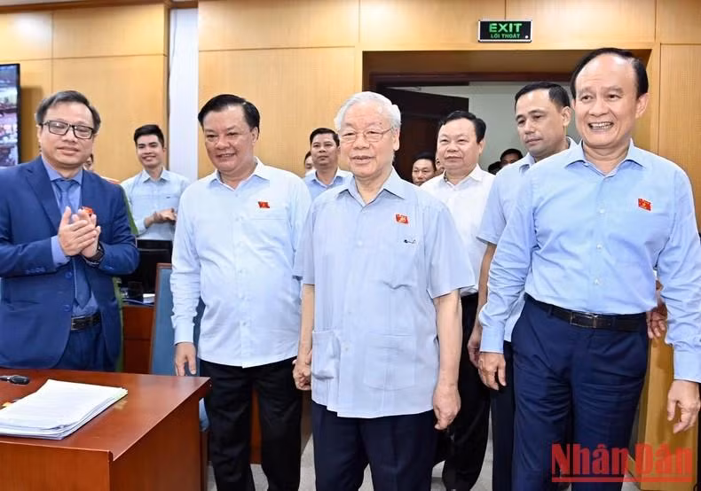 The top leader and other delegates attend the meeting. The top leader and other delegates attend the meeting.