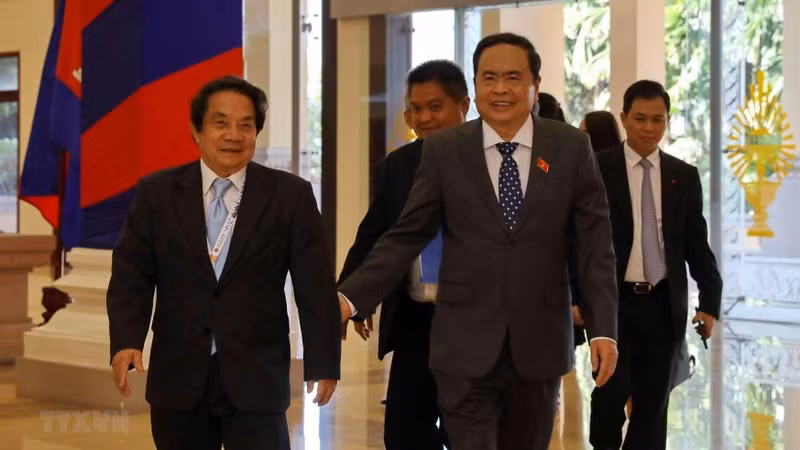 Standing Vice Chairman of the Vietnamese National Assembly Tran Thanh Man (R) and First Vice President of the Cambodian NA Cheam Yeap. (Photo: VNA)