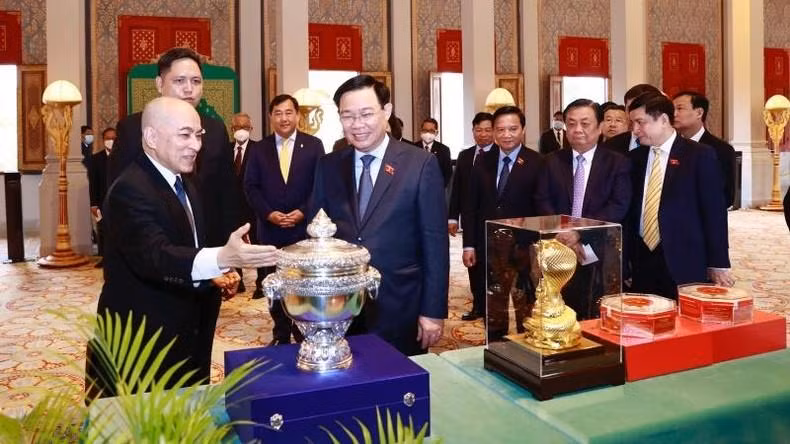 National Assembly Chairman Vuong Dinh Hue and King of Cambodia Norodom Sihamoni present gifts each other. (Photo: VNA)