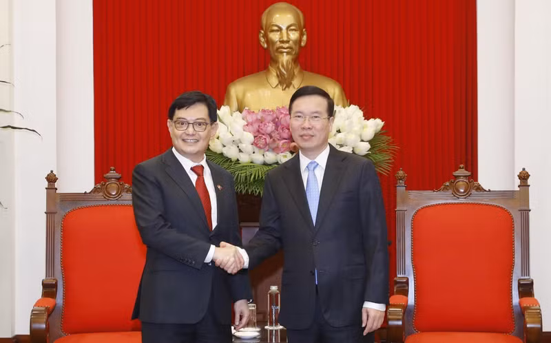 Politburo member Vo Van Thuong (right) receives Singaporean Deputy Prime Minister Heng Swee Keat. (Photo: VNA)