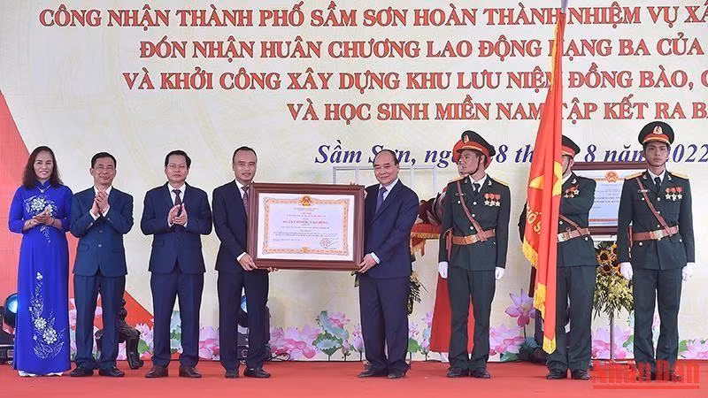 President Nguyen Xuan Phuc presents the Labour Order, third class to the Party Organisation, authorities and people of Sam Son city. (Photo: NDO)