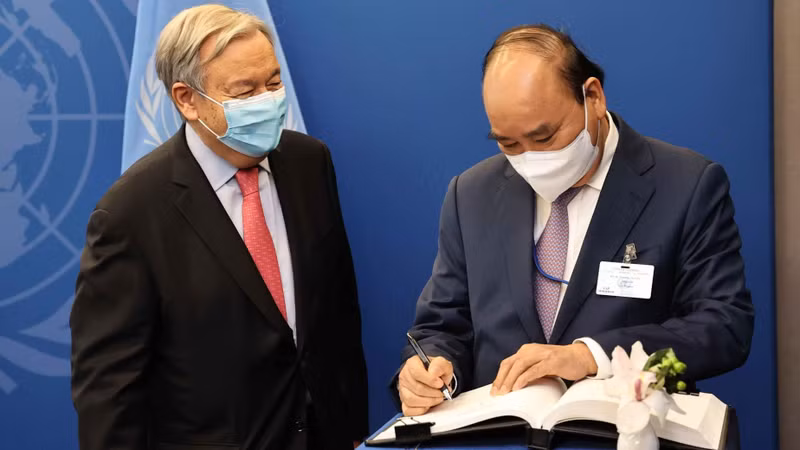 President Nguyen Xuan Phuc and the UN Secretary-General Antonio Guterres (Photo: VNA)