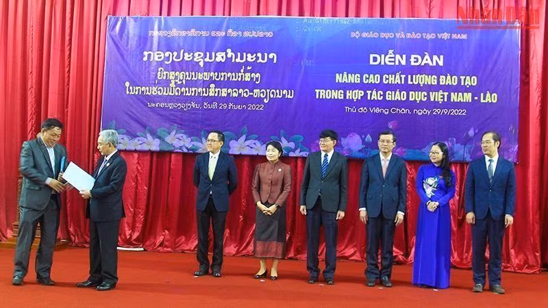At the forum on improving training quality in education cooperation between Vietnam and Laos. (Photo: NDO)