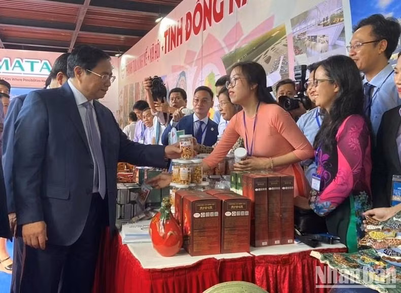 PM Pham Minh Chinhand officials visit an exhibition on the southeastern region on the sidelines of the conference. (Photo: VNA)