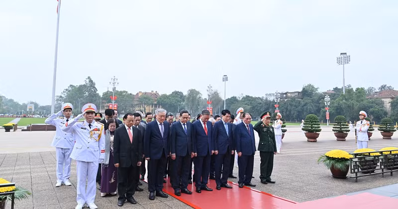 The incumbent leaders and former leaders of the Party and State solemnly pay tribute to President Ho Chi Minh.