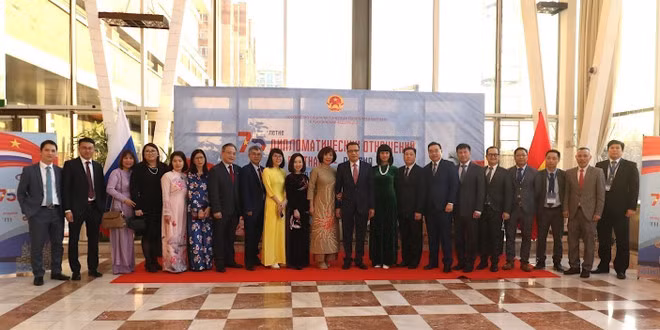 At the celebration to mark the 75th anniversary of the Vietnam - Russia diplomatic relations. (Photo: VNA) At the celebration to mark the 75th anniversary of the Vietnam - Russia diplomatic relations. (Photo: VNA)