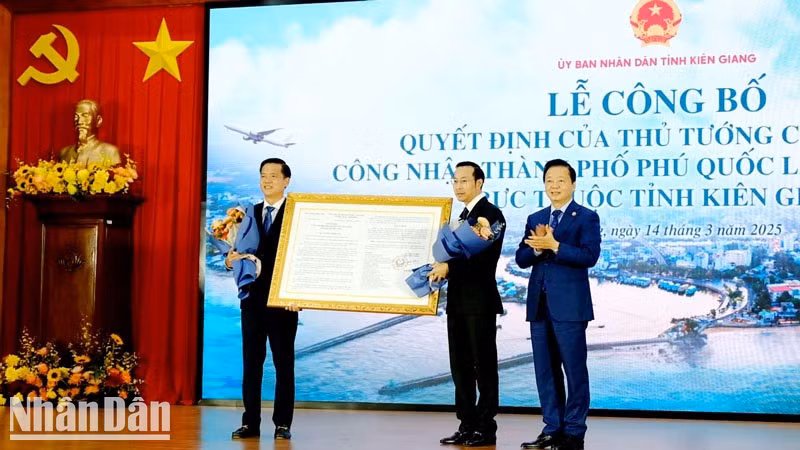 Deputy Prime Minister Tran Hong Ha presents the prime minister's decision to the leaders of Phu Quoc City and Kien Giang Province, marking an important milestone in the city's development.