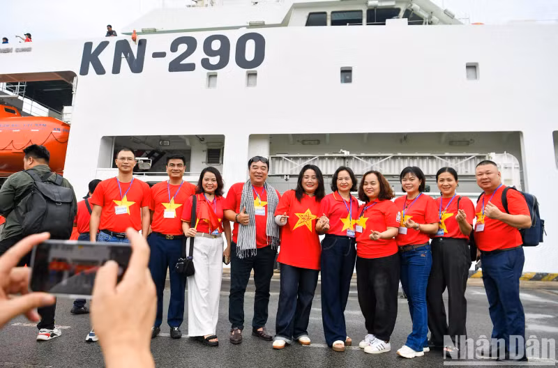 Delegates capture memorable moments before boarding the KN-290 ship for their journey to visit the people and armed forces on Truong Sa.