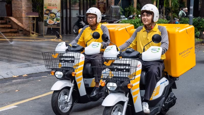Vietnam Post is taking the lead in implementing solutions for transporting goods using electric vehicles.