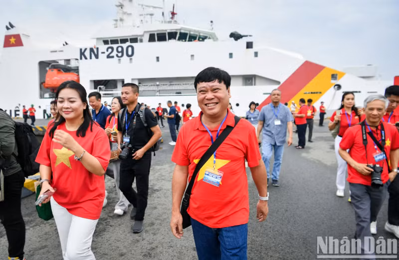 This is the first time the Viet Nam Journalists’ Association has organised such a visit to Truong Sa Island (Khanh Hoa Province), gathering 100 leaders from press agencies and journalists from all regions of the country.