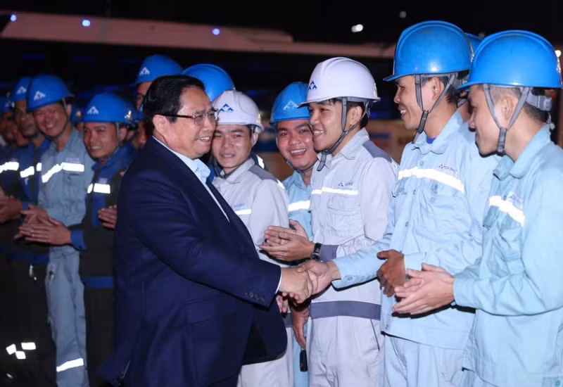 Prime Minister Pham Minh Chinh and workers at the Hoa Phat Dung Quat Iron and Steel Production Complex in Quang Ngai province. (Photo: VNA) 