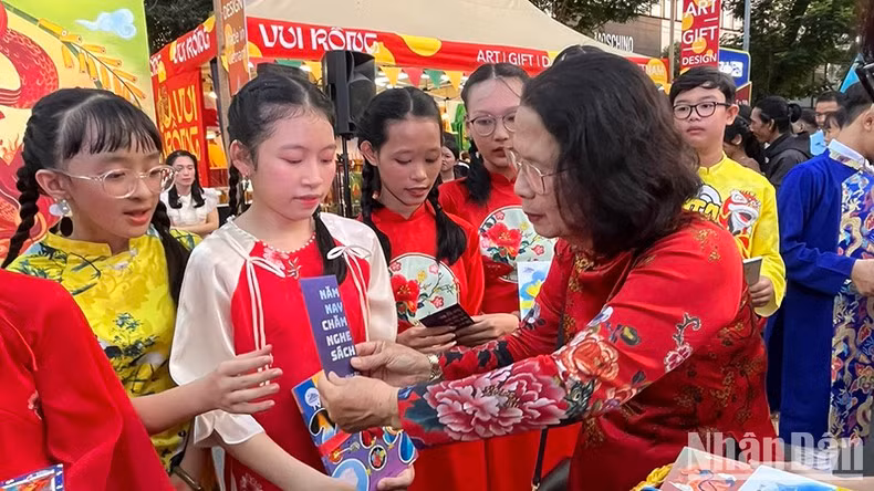 Book giving activities were organised at the Lunar New Year Book Street Festival for the Lunar New Year 2024. Book giving activities were organised at the Lunar New Year Book Street Festival for the Lunar New Year 2024.