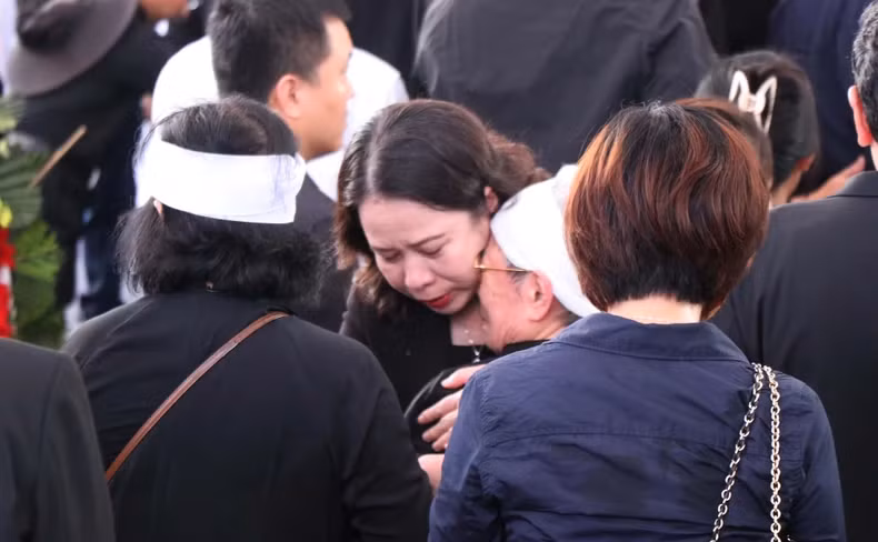 Vice President Vo Thi Anh Xuan offers condolences to the family of former President Tran Duc Luong at the burial ceremony on May 25 afternoon. (Photo: VNA) Vice President Vo Thi Anh Xuan offers condolences to the family of former President Tran Duc Luong at the burial ceremony on May 25 afternoon. (Photo: VNA)