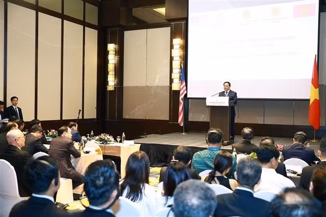 Prime Minister Pham Minh Chinh speaks at the Viet Nam–Malaysia Business Meeting in Kuala Lumpur on May 25. (Photo: VNA) Prime Minister Pham Minh Chinh speaks at the Viet Nam–Malaysia Business Meeting in Kuala Lumpur on May 25. (Photo: VNA)