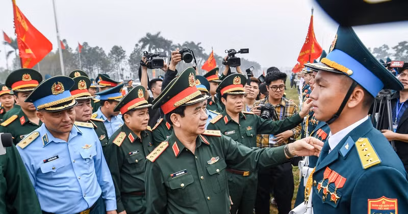 General Phan Van Giang oversees a rehearsal of the military parade in celebration of the 50th anniversary of the Liberation of the South and National Reunification (April 30, 1975 –2025) at the National Military Training Centre No. 4. (Photo: THANH DAT)