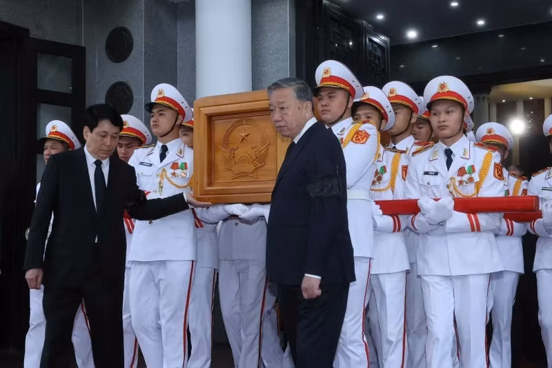 Party General Secretary To Lam and President Luong Cuong transfer the coffin of former President Tran Duc Luong. (Photo: VNA)