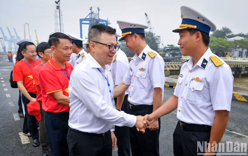 Journalist Le Quoc Minh and other delegates bid farewell to the officers and soldiers of Brigade 125, Naval Region 2, who came to see them off as they departed for Truong Sa.