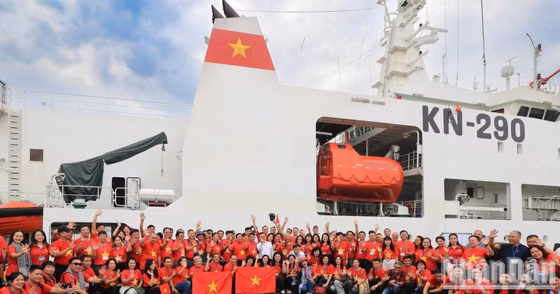 The delegation of 100 journalists visiting Truong Sa Island.