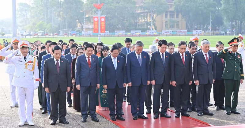 Party General Secretary To Lam, President Luong Cuong, Prime Minister Pham Minh Chinh, and NA Chairman Tran Thanh Man, together with other leaders of the Party and State, and NA deputies, pay respect to President Ho Chi Minh.