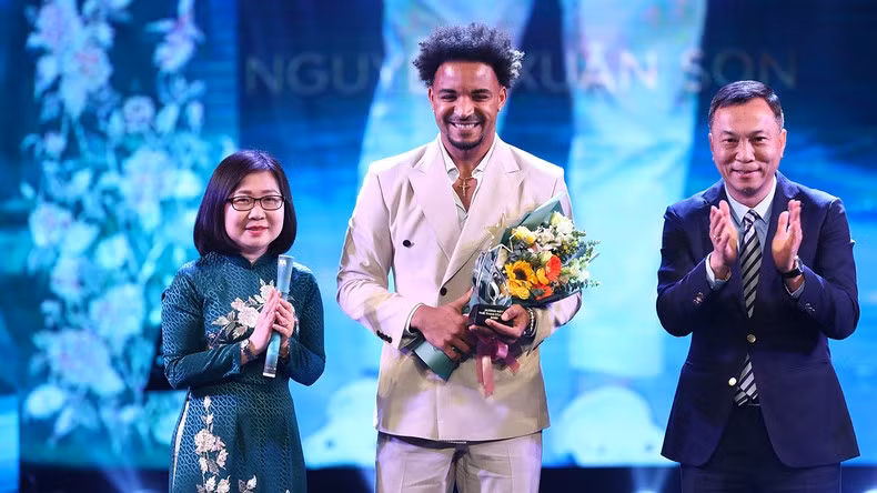 Striker Nguyen Xuan Son at the awards ceremony.