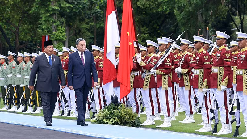 Party General Secretary To Lam and Indonesian President Prabowo Subianto inspect the honour guard. (Photo: VNA)