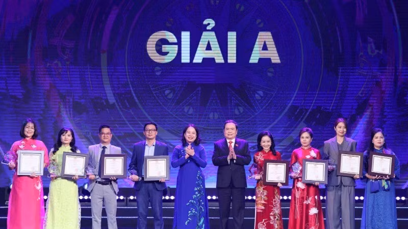 National Assembly Chairman Tran Thanh Man and Vice President Vo Thi Anh Xuan announce the A prize winners of the 2025 Dien Hong Awards. (Photo: DUY LINH)