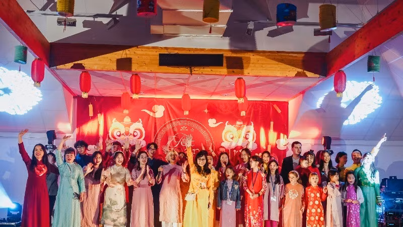 The Vietnam-France choir performs the song "Bonjour Vietnam", singing in both French and Vietnamese.