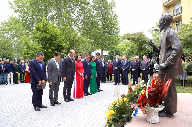The flower offering ceremony at the statue of President Ho Chi Minh in Zalaegerszeg City, Hungary, on May 17. (Photo: Embassy of Viet Nam in Hungary)