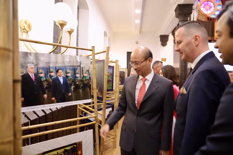 The delegates visit the exhibition showcasing 75 years of Viet Nam-Hungary relations. (Photo: Embassy of Viet Nam in Hungary)