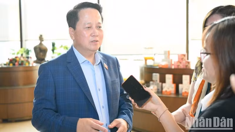 NA deputy Hoang Anh Cong talks with the press in the hallway of the National Assembly House. (Photo: TRUNG HUNG)
