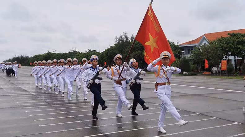 A military parade commemorating the 50th anniversary of Truong Sa liberation.